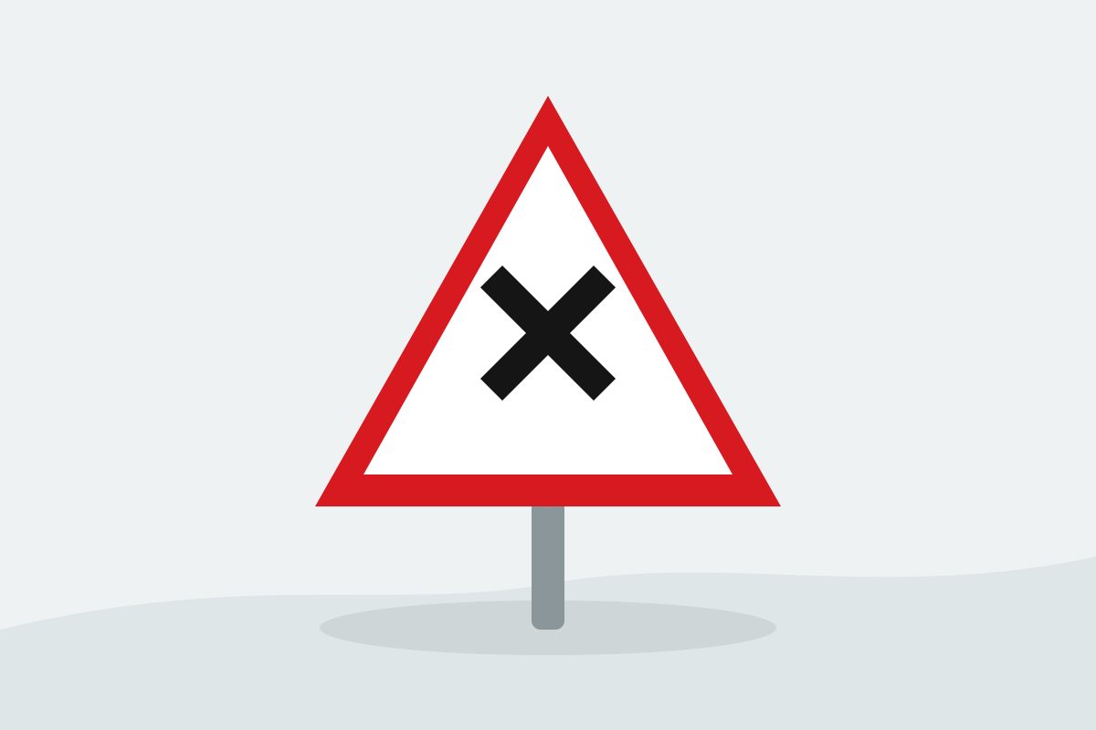 Eigenständig gezeichnetes Verkehrszeichen mit einem roten Dreieck und einem kleinen schwarzen Schrägkreuz mit Abstand zum Rand.