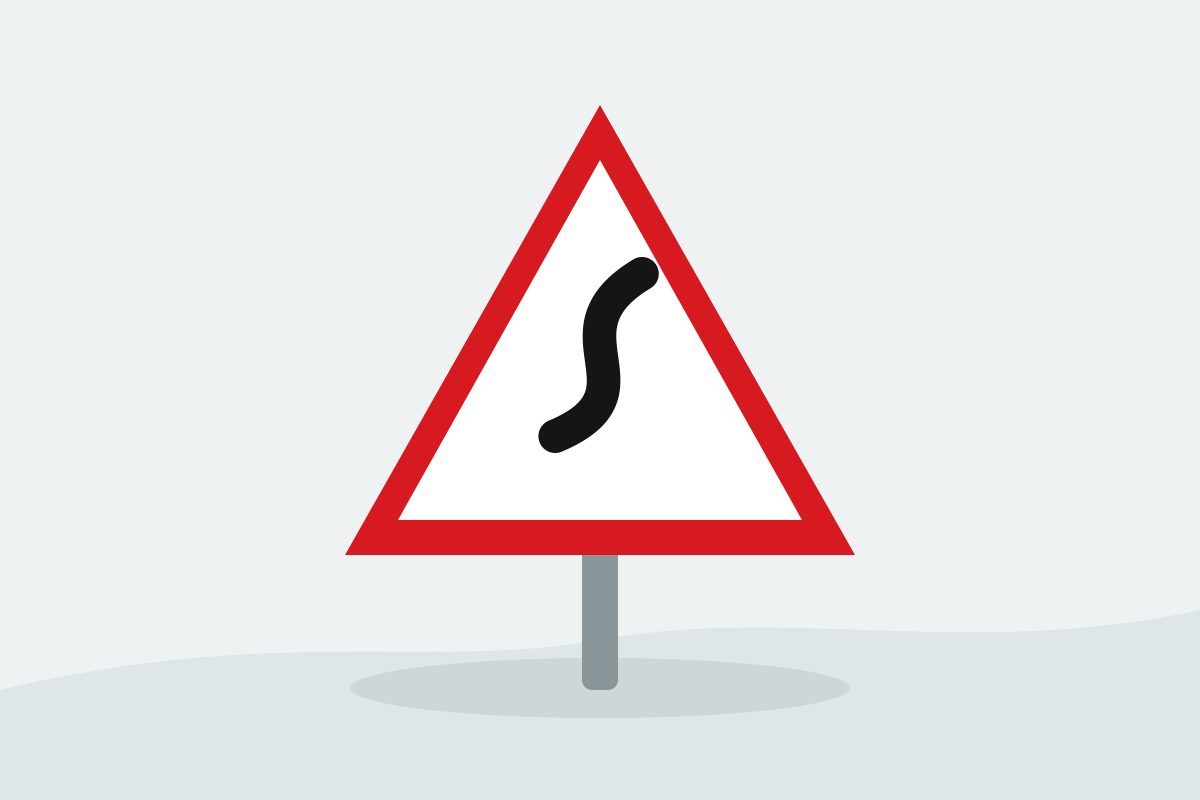 Eigenständig gezeichnetes Verkehrszeichen mit einem roten Dreieck und einer schwarzen Rechtskurve.