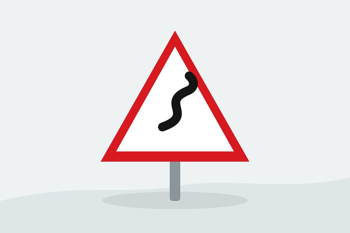 Eigenständig gezeichnetes Verkehrszeichen mit einem roten Dreieck und einer schwarzen Doppelkurve.