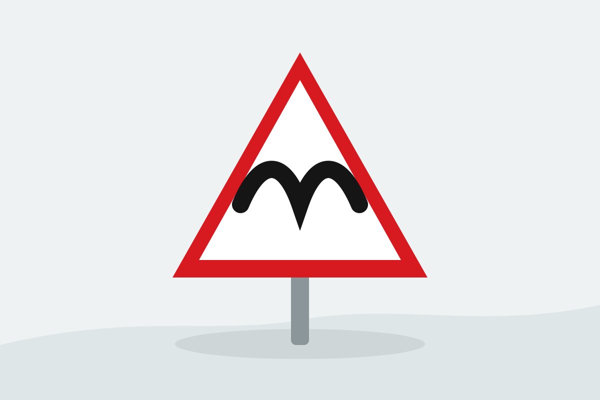 Eigenständig gezeichnetes Verkehrszeichen mit einem roten Dreieck und zwei schwarzen Bodenwellen.