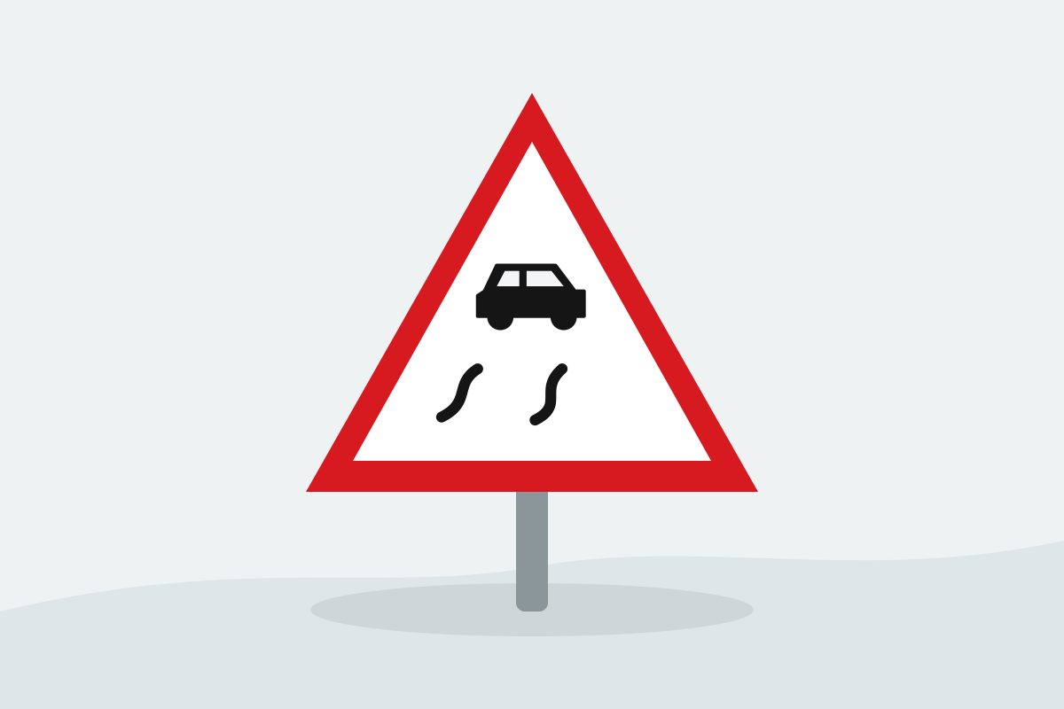Eigenständig gezeichnetes Verkehrszeichen mit einem roten Dreieck, schwarzem Auto und geschwungenen Schleuderspuren.