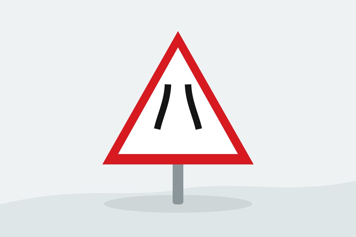 Eigenständig gezeichnetes Verkehrszeichen mit einem roten Dreieck und zwei Fahrbahnrändern, die sich nach oben in Fahrtrichtung verengen.