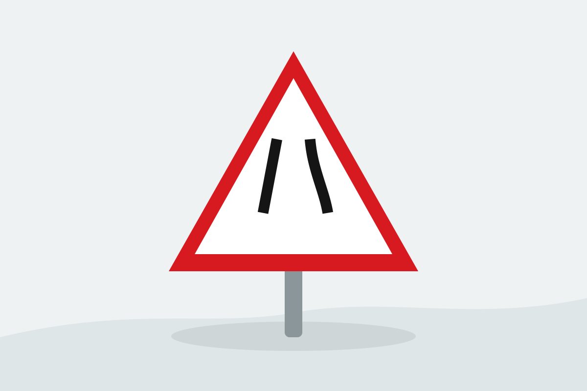 Eigenständig gezeichnetes Verkehrszeichen mit einem roten Dreieck mit zwei nach oben zusammenlaufenden Fahrbahnrändern und stärker einrückender rechter Begrenzung.