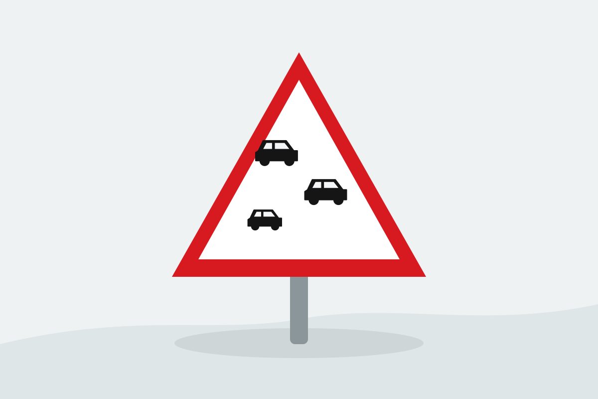 Eigenständig gezeichnetes Verkehrszeichen mit einem roten Dreieck und mehreren schwarzen Autos.