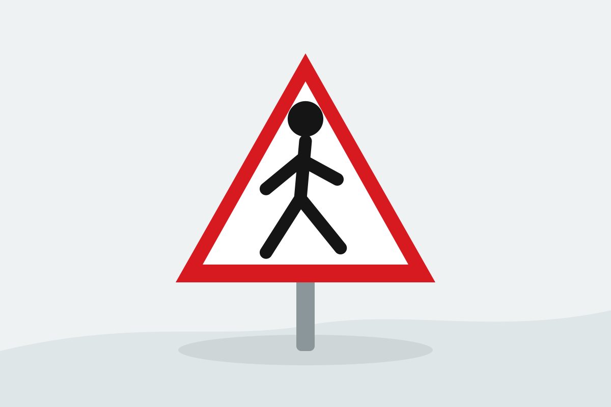 Eigenständig gezeichnetes Verkehrszeichen mit einem roten Dreieck und einer schwarzen gehenden Person.