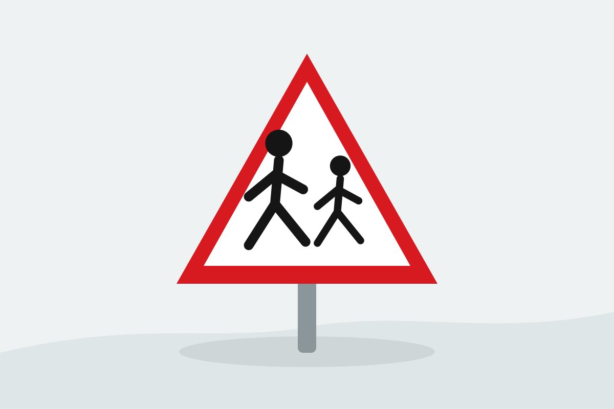 Eigenständig gezeichnetes Verkehrszeichen mit einem roten Dreieck und zwei unterschiedlich großen laufenden schwarzen Silhouetten.