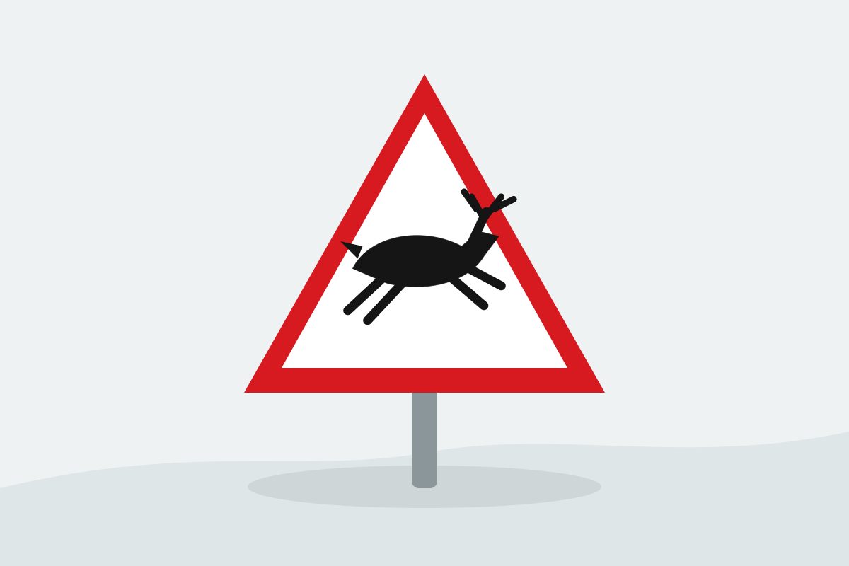 Eigenständig gezeichnetes Verkehrszeichen mit einem roten Dreieck und einer springenden schwarzen Hirschsilhouette.