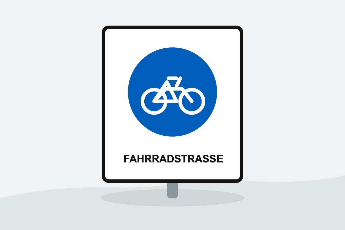 Eigenständig gezeichnetes Verkehrszeichen mit einer weißen Rechtecktafel mit blauem Fahrradsymbol und dem Wort FAHRRADSTRASSE.
