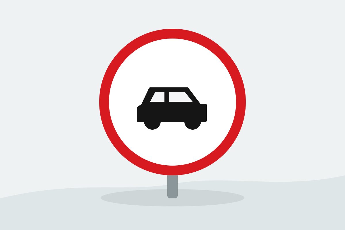 Eigenständig gezeichnetes Verkehrszeichen mit einem rot umrandeten weißen Kreis und einem schwarzen Auto.