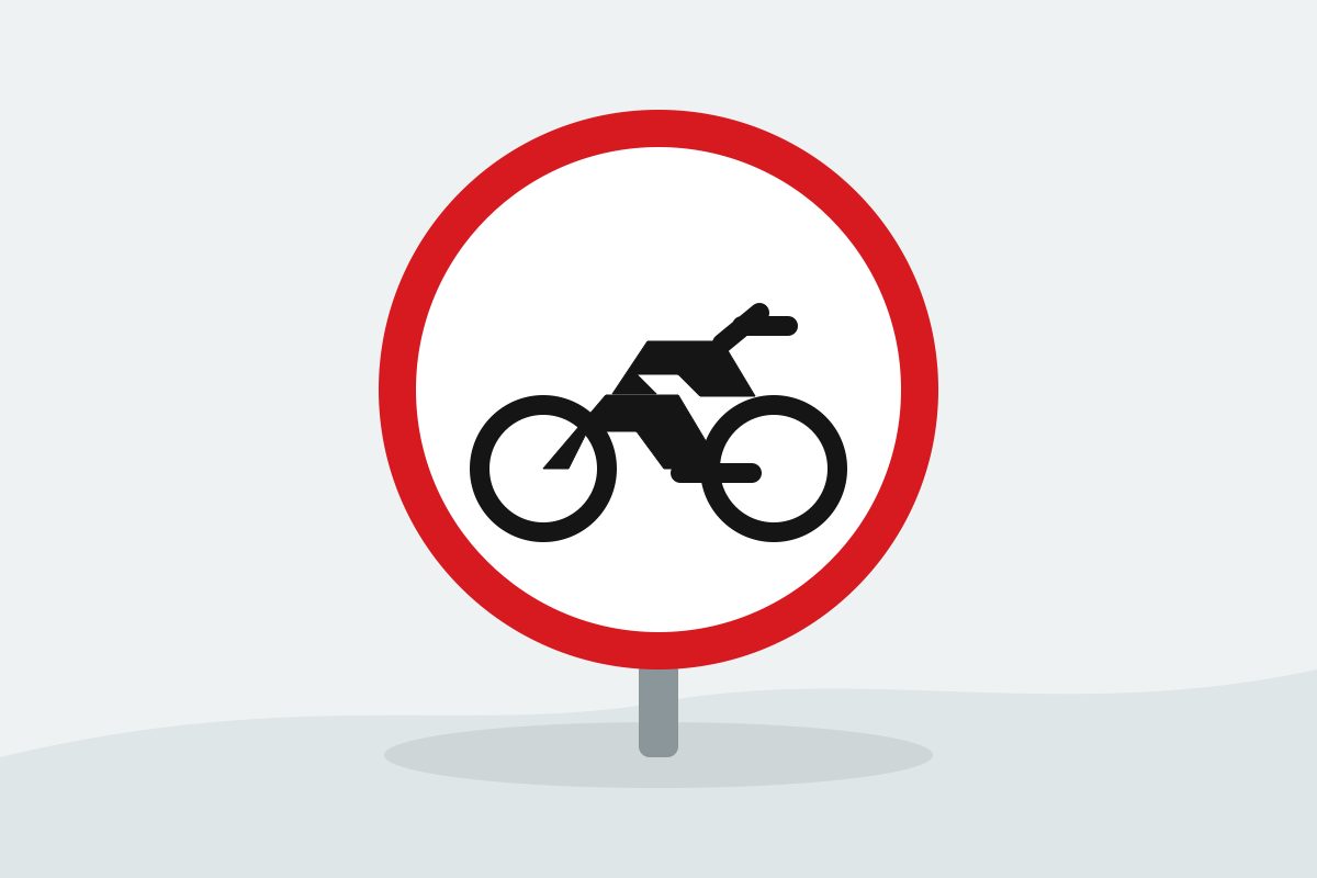 Eigenständig gezeichnetes Verkehrszeichen mit einem rot umrandeten weißen Kreis und einem schwarzen Motorrad.