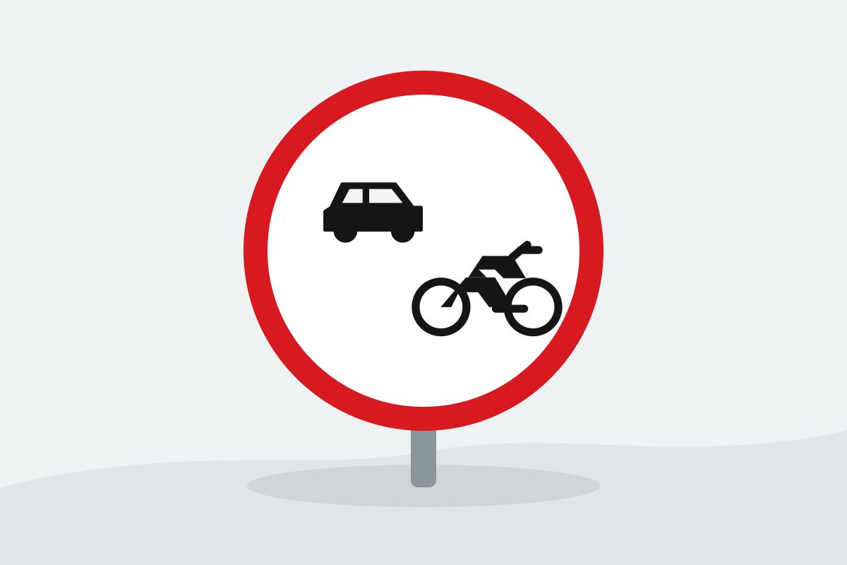 Eigenständig gezeichnetes Verkehrszeichen mit einem rot umrandeten weißen Kreis mit schwarzem Auto und Motorrad.