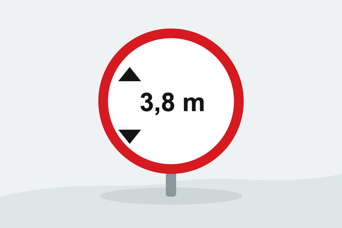Eigenständig gezeichnetes Verkehrszeichen mit einem rot umrandeten weißen Kreis mit senkrechten Maßpfeilen und 3,8 m.