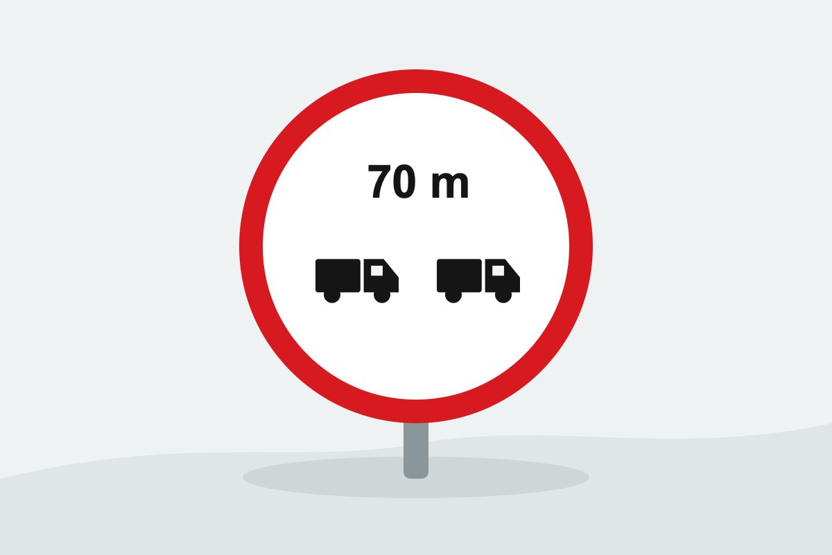 Eigenständig gezeichnetes Verkehrszeichen mit einem rot umrandeten weißen Kreis mit zwei schwarzen Lastkraftwagen und der Aufschrift 70 m darüber.