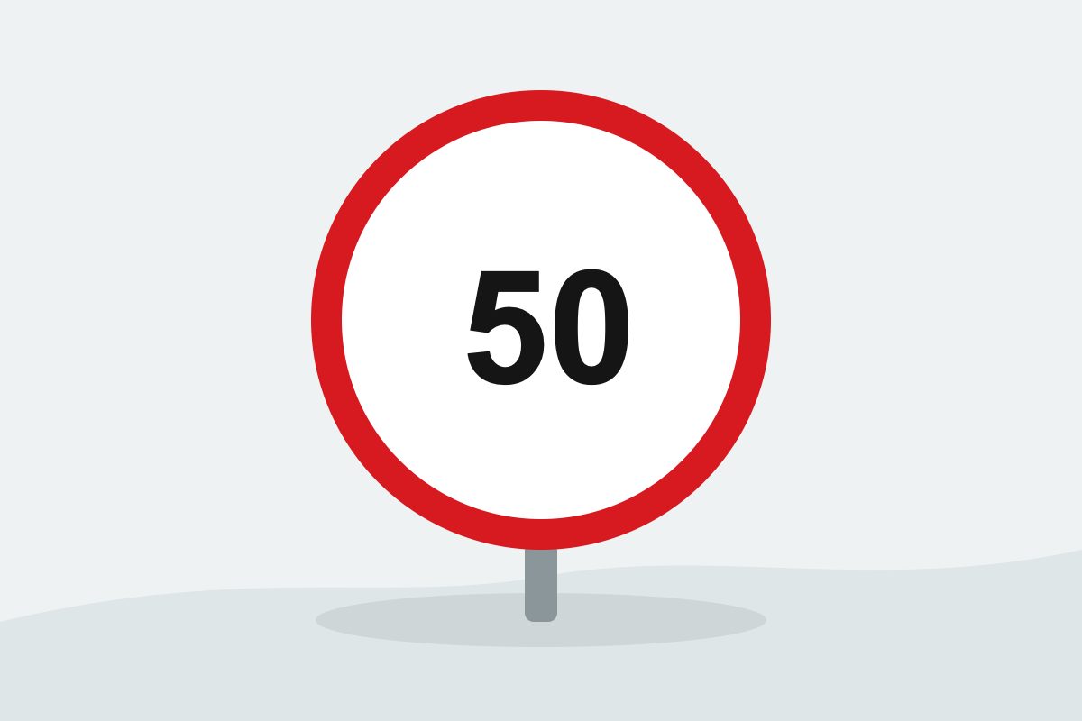 Eigenständig gezeichnetes Verkehrszeichen mit einem rot umrandeten weißen Kreis mit der Zahl 50.