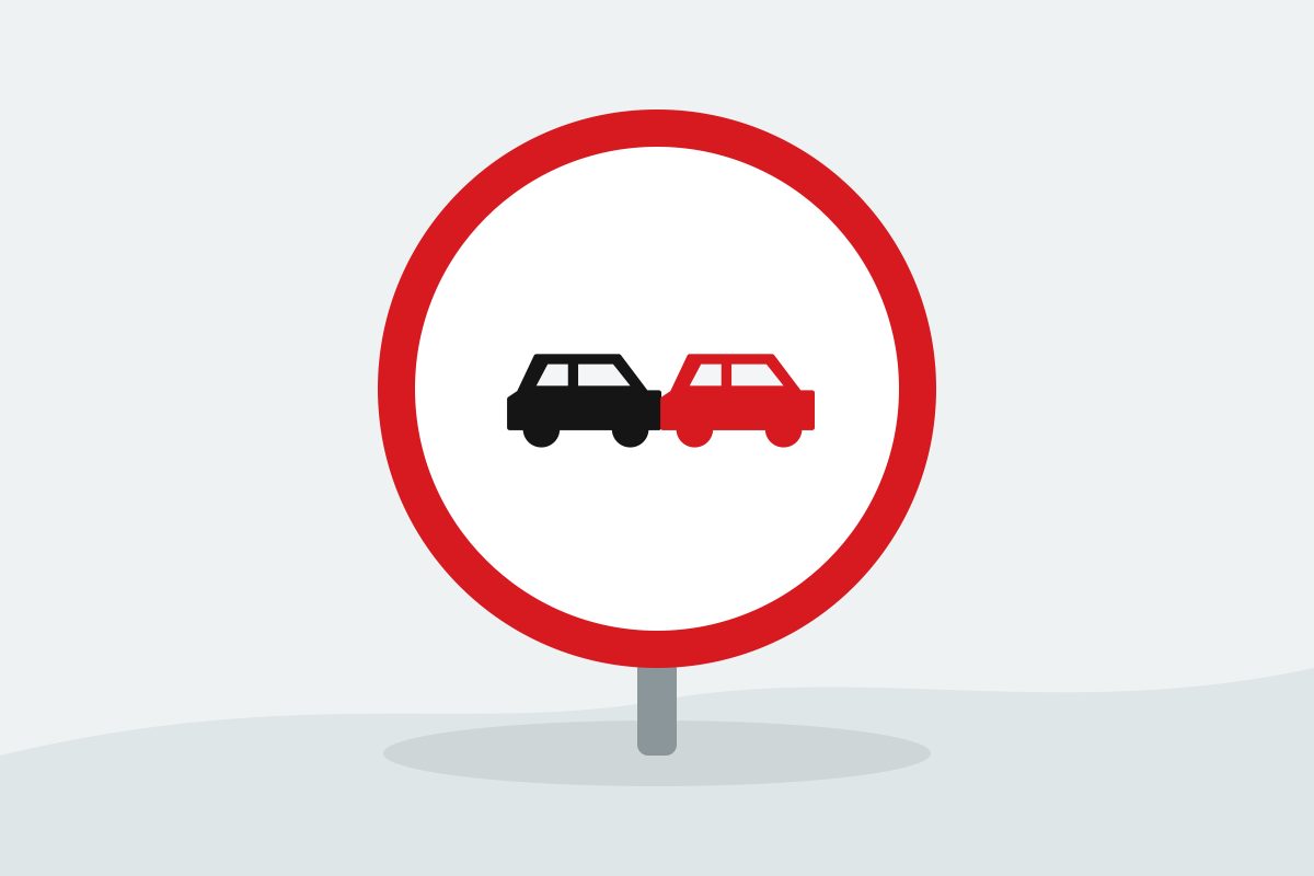 Eigenständig gezeichnetes Verkehrszeichen mit einem rot umrandeten weißen Kreis mit schwarzem und rotem Auto.