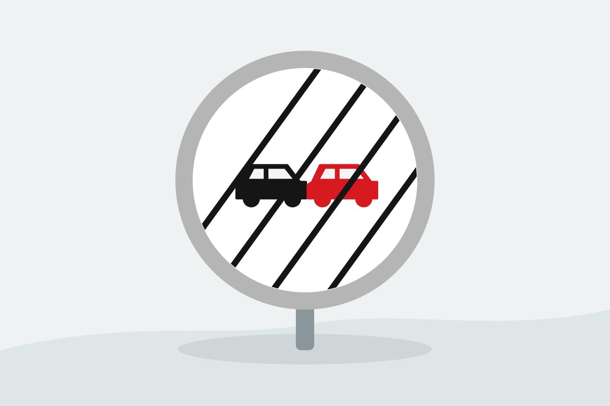 Eigenständig gezeichnetes Verkehrszeichen mit einem weißen Kreis mit zwei Autos und schwarzen Diagonalstrichen.