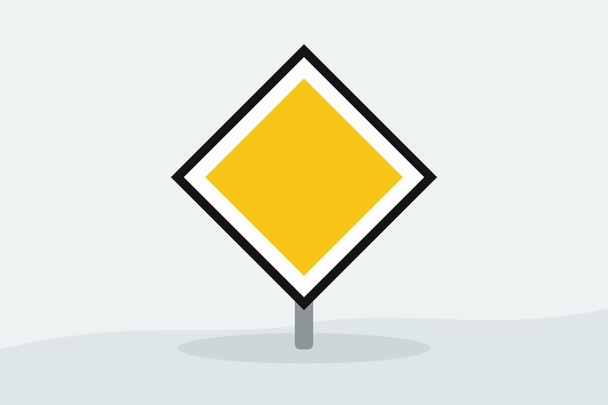Eigenständig gezeichnetes Verkehrszeichen mit einer gelben Raute mit weißem und schwarzem Rand.