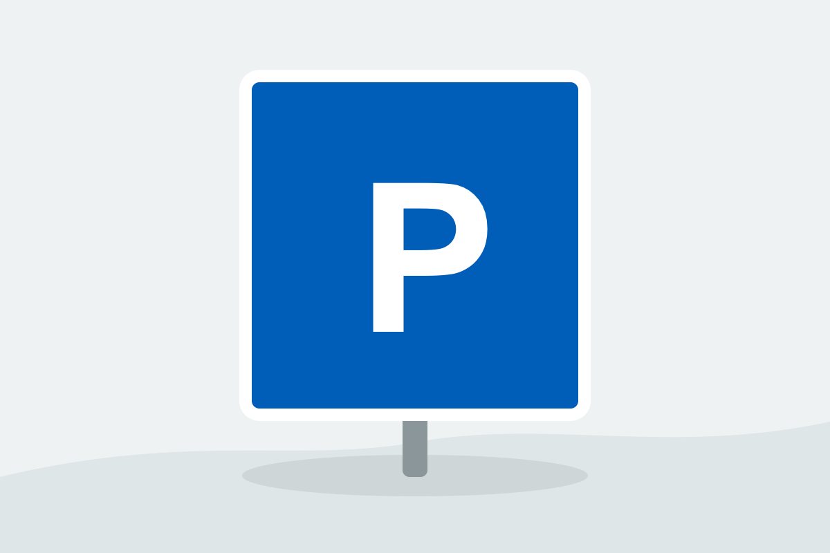 Eigenständig gezeichnetes Verkehrszeichen mit einem blauen Quadrat mit weißem P.