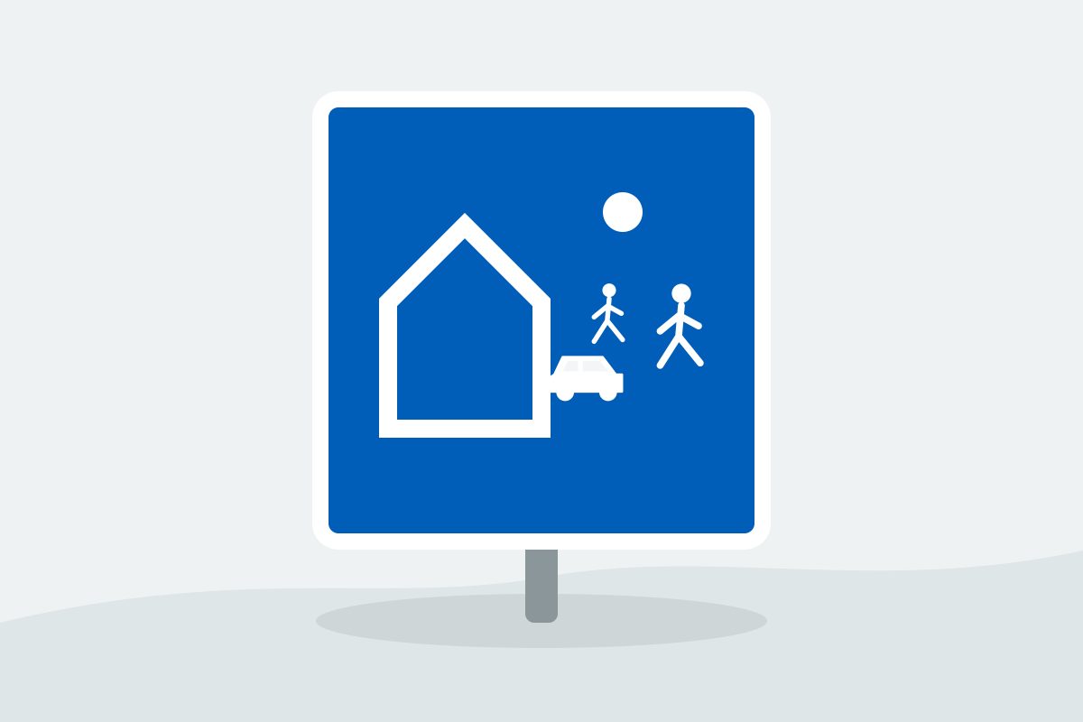 Eigenständig gezeichnetes Verkehrszeichen mit einem blauen Rechteck mit Haus, Auto, Ball und Personen.