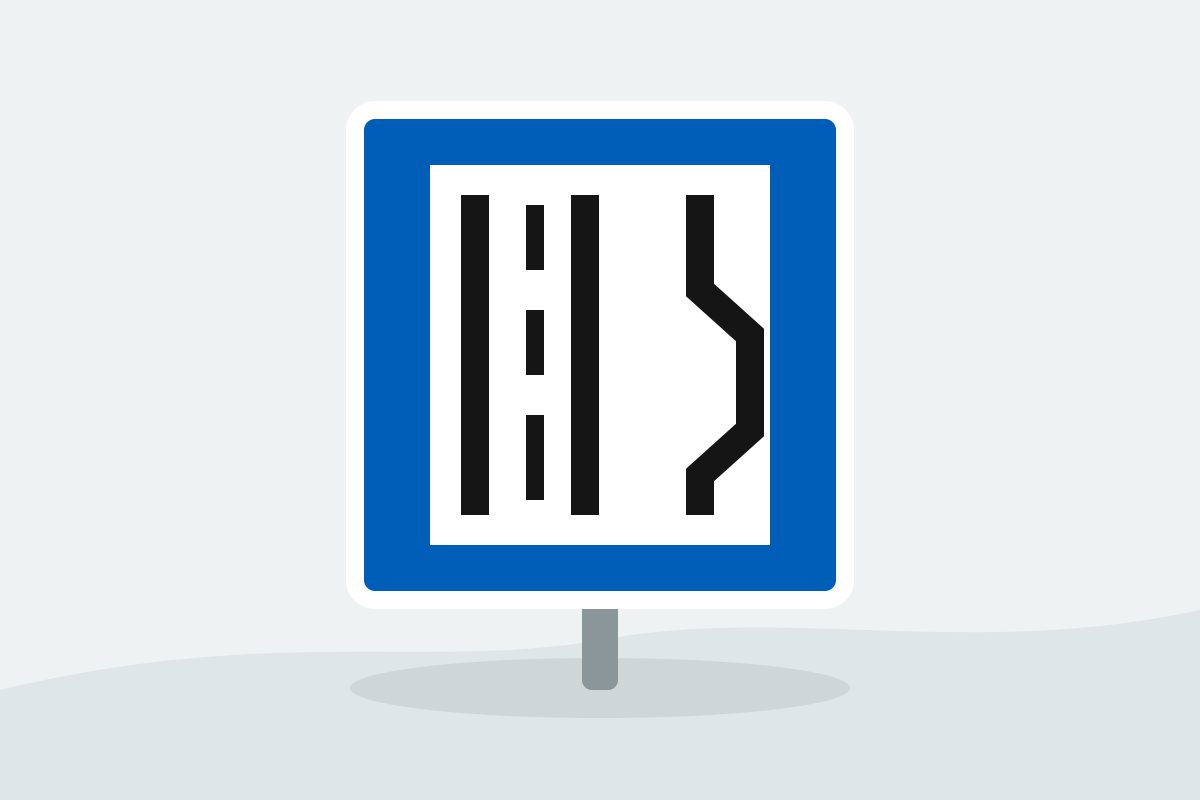 Eigenständig gezeichnetes Verkehrszeichen mit einem blauen Quadrat mit weißer Innentafel, schwarzer Fahrbahnlinie und seitlicher Ausbuchtung.