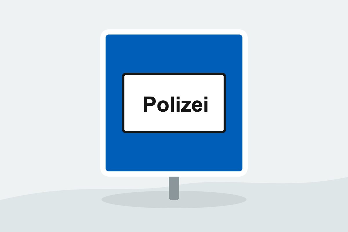 Eigenständig gezeichnetes Verkehrszeichen mit einem blauen Quadrat mit weißer Innentafel und schwarzer Aufschrift Polizei.