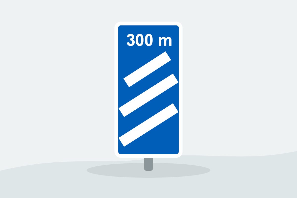 Eigenständig gezeichnetes Verkehrszeichen mit einer blauen Hochtafel mit weißer Aufschrift 300 m und drei weißen Schrägstreifen.