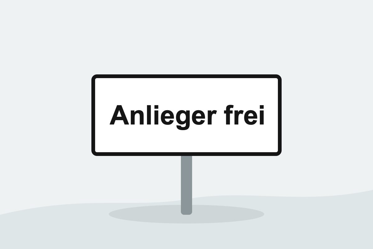 Eigenständig gezeichnetes Verkehrszeichen mit einer weißen Zusatztafel mit schwarzer Aufschrift Anlieger frei.