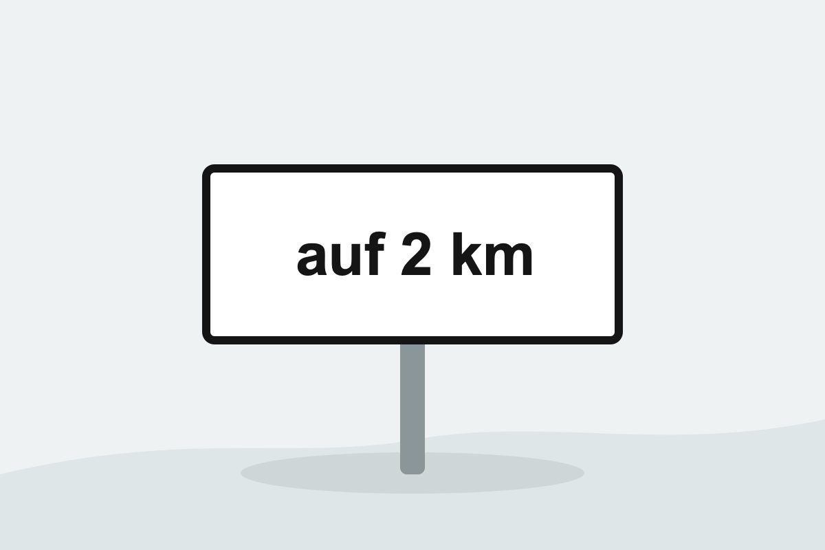 Eigenständig gezeichnetes Verkehrszeichen mit einer weißen Zusatztafel mit schwarzer Aufschrift auf 2 km.