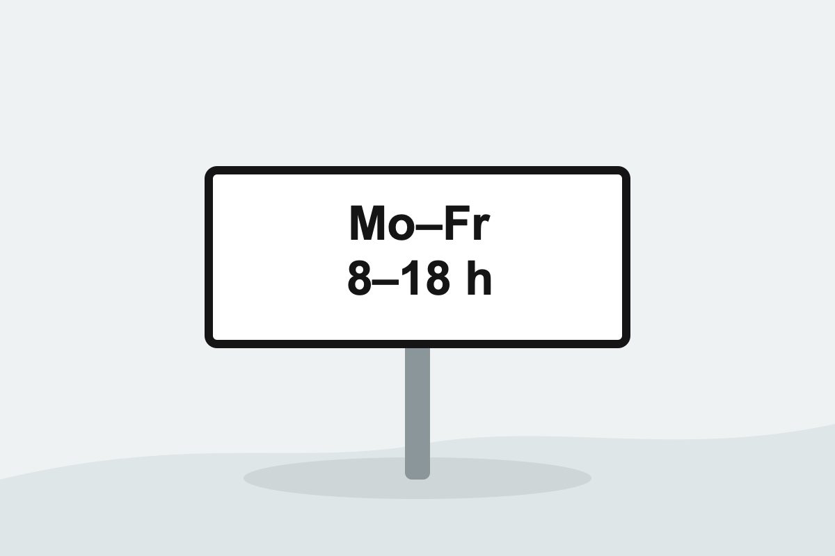 Eigenständig gezeichnetes Verkehrszeichen mit einer weißen Zusatztafel mit Wochentagen und Uhrzeit.